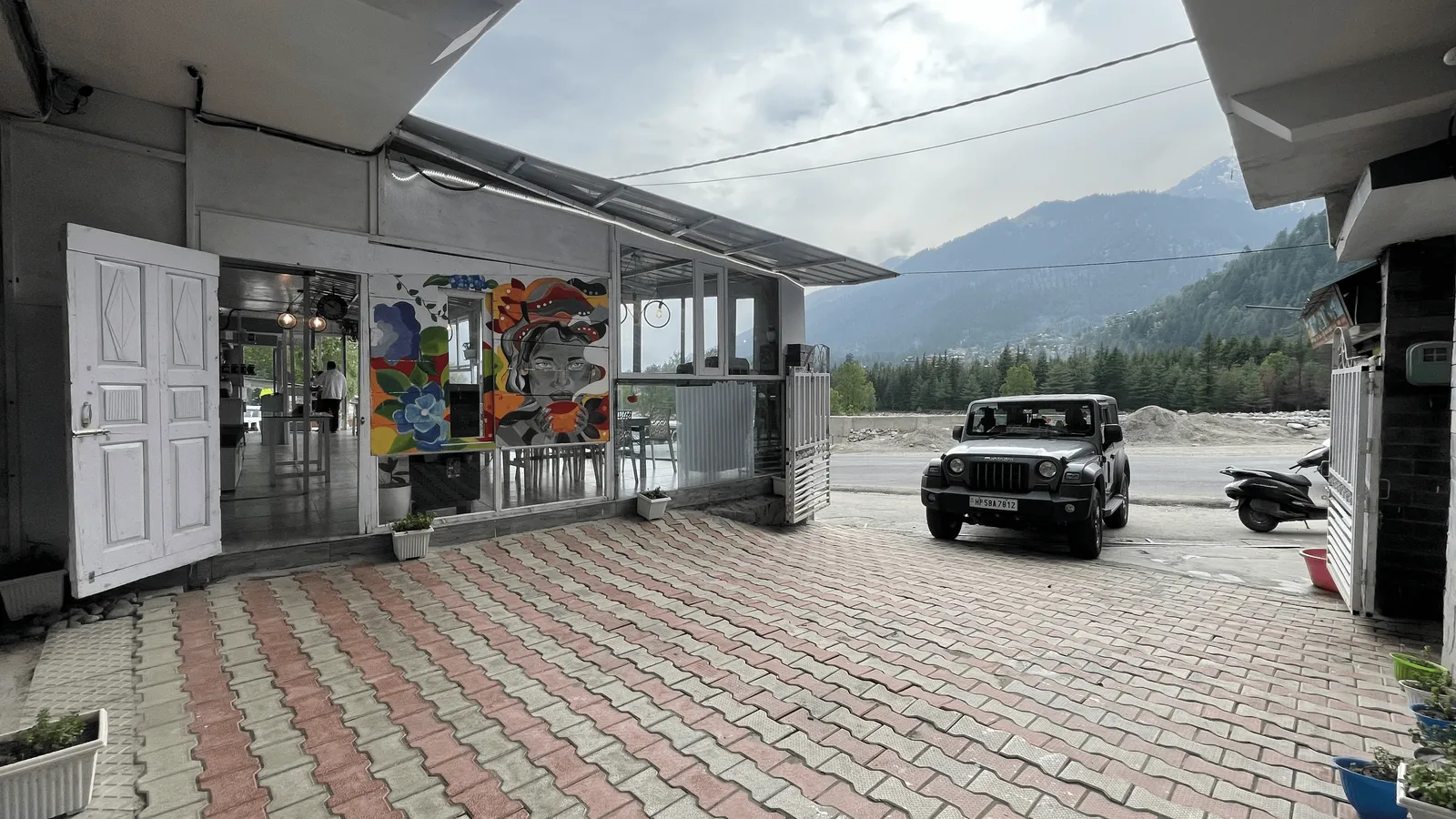 Exterior of Singh Saab Rooms & Cafe in Vashisht